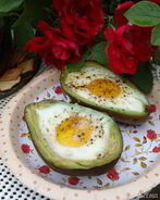 Яичница в лодочке авокадо