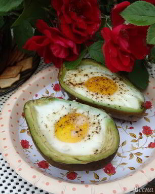 Яичница в лодочке авокадо