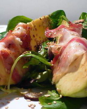 Закуска из авокадо, фаршированного мягким козьим сыром, с прошутто на подушке из полевого салата