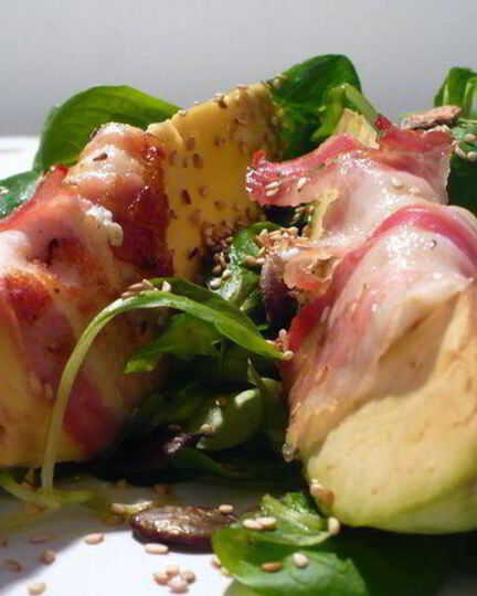 Рецепт закуски из авокадо, фаршированного мягким козьим сыром, с прошутто на подушке из полевого салата