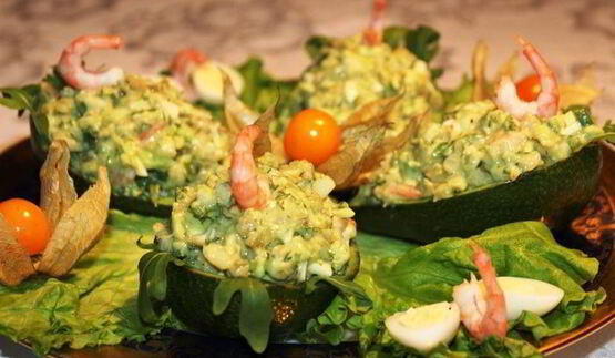 закуска из авокадо, груши и креветок