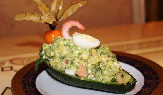 закуска из авокадо, груши и креветок