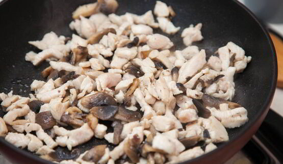 блинные мешочки с жюльеном из курицы и грибов