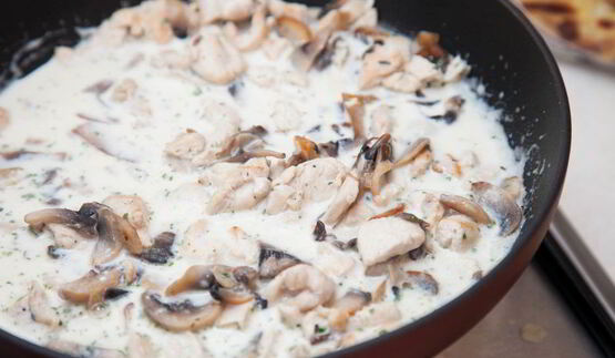 блинные мешочки с жюльеном из курицы и грибов