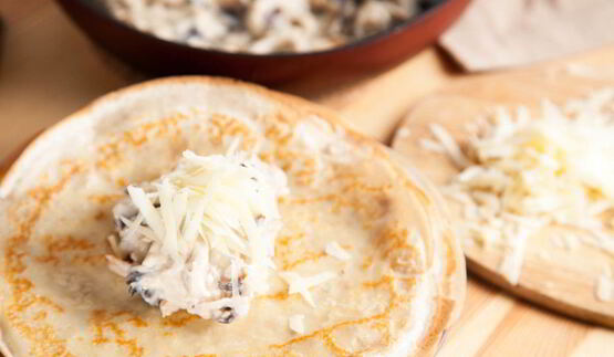 блинные мешочки с жюльеном из курицы и грибов