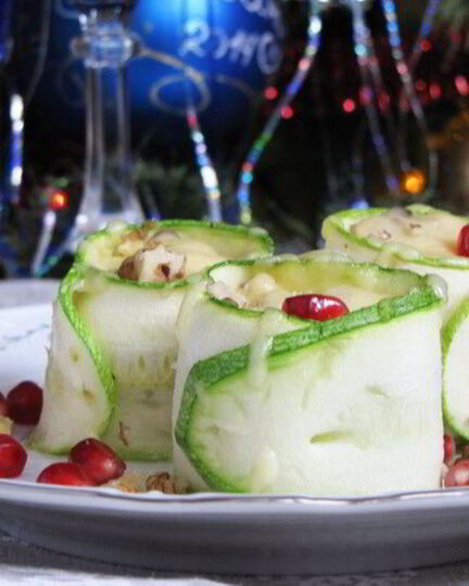 Рецепт рулетиков из цукини с жульеном